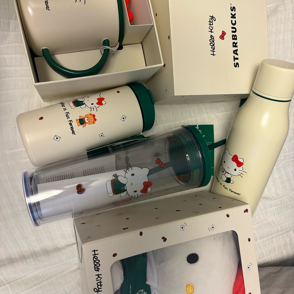 Starbucks Cream And Green Hello Kitty Tumbler Set